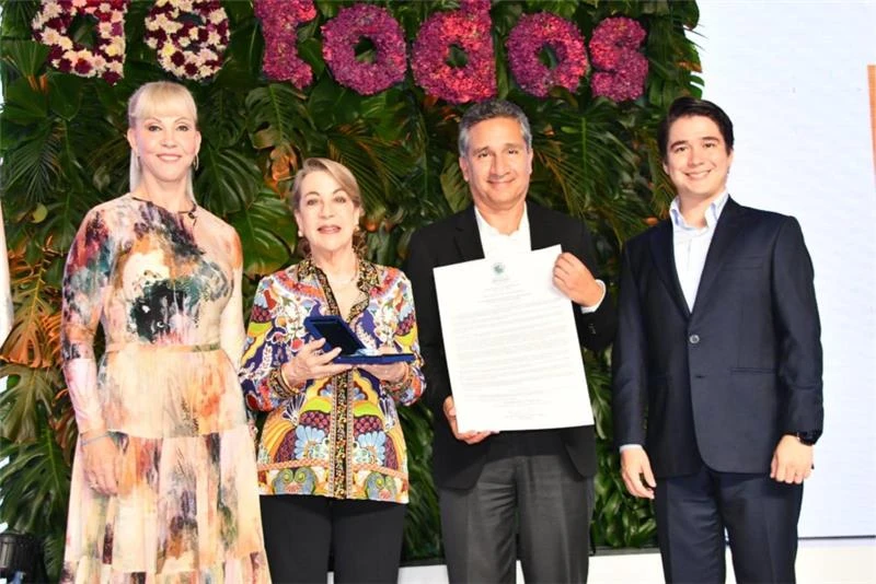 Equipo de JGB sostiene un certificado y la placa de reconocimiento del Mérito Vallecaucano en el grado de Gran Cruz