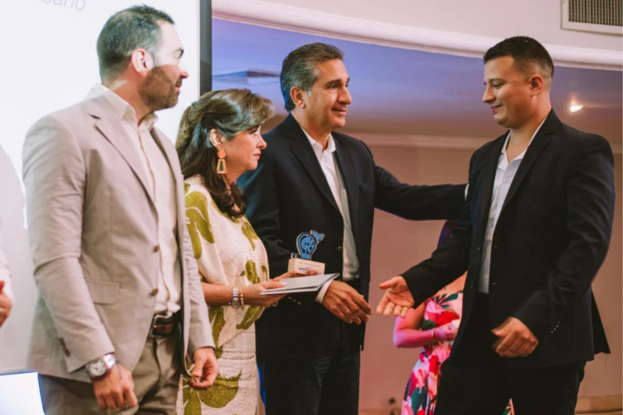Entrega de premio a un colaborador de JGB en el escenario como gesto de reconocimiento y agradecimiento