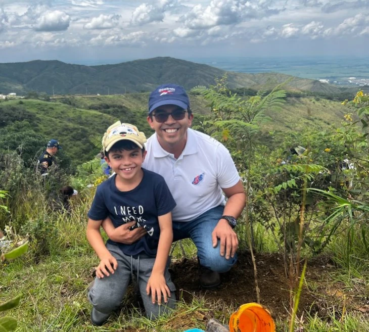 Hombre feliz con su hijo