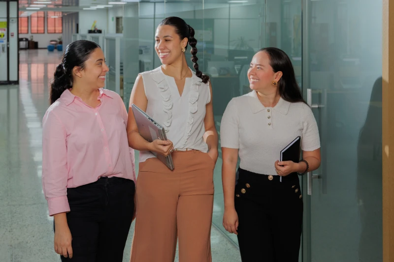 Chicas Sonriendo en un pasillo