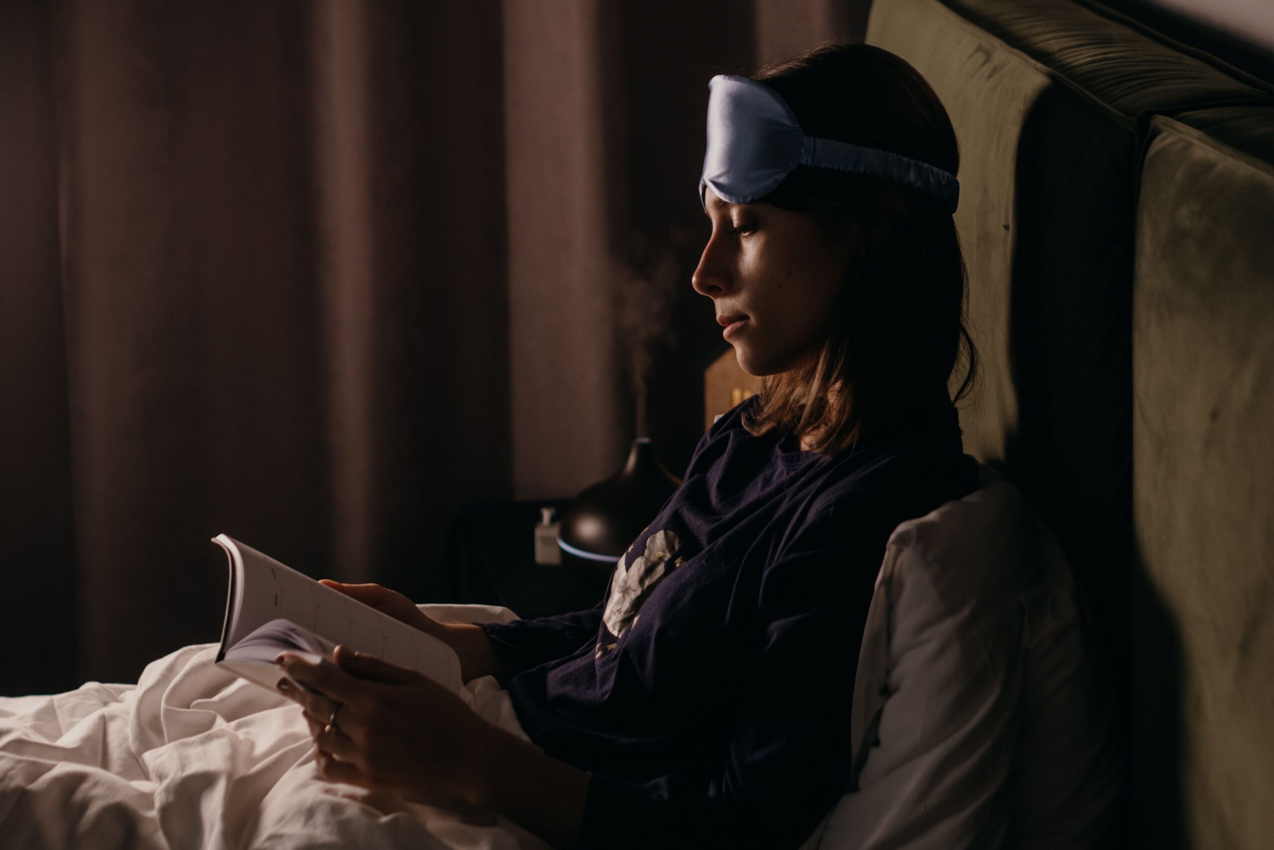 Mujer realizando una rutina nocturna para conciliar el sueño rápido y mejorar la calidad del descanso