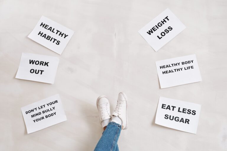 Persona rodeada de mensajes sobre hábitos saludables, ejercicio, alimentación y pérdida de peso como parte de un estilo de vida saludable.