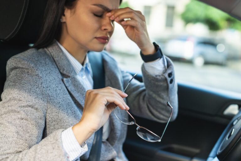 Mujer con dolores de cabeza producto de la falta de energía.