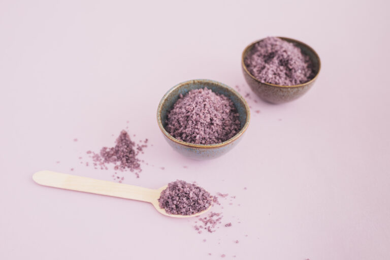 Multivitamínicos en polvo diferentes recipoientes, servidos en una cuchara.