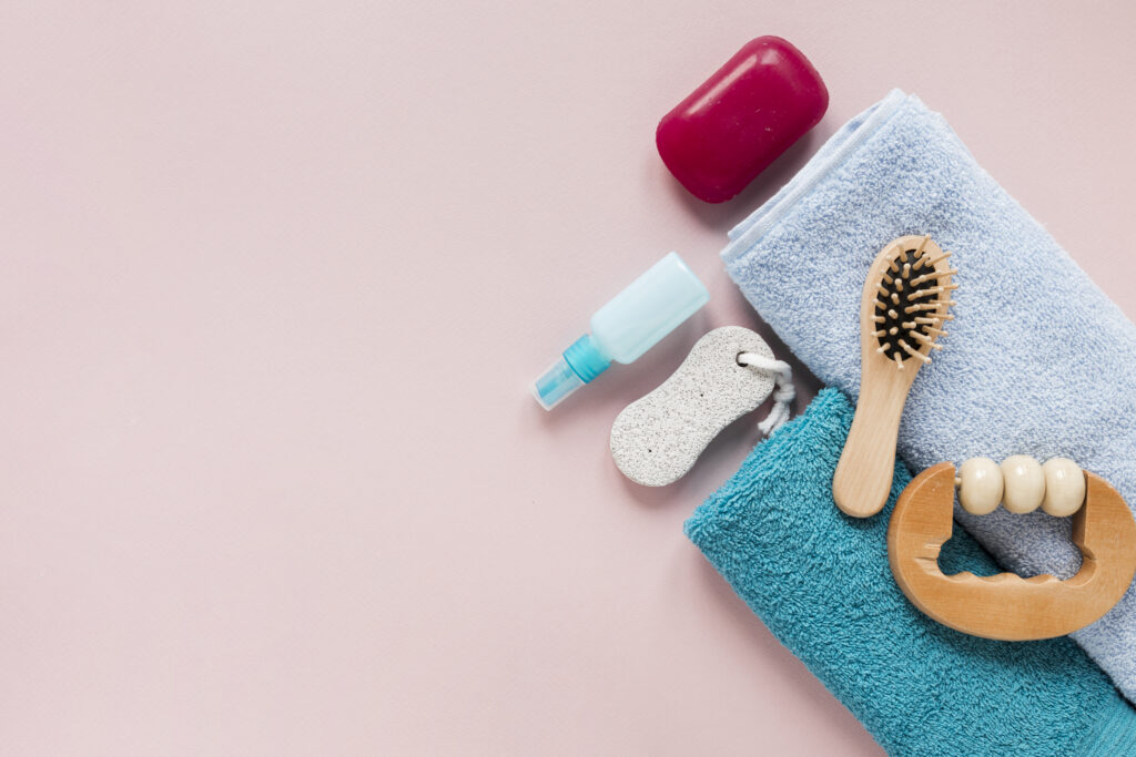 Elementos de aseo personal organizados para cumplir las normas de higiene en el baño del hogar.