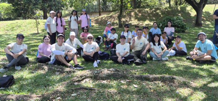 Grupo de colaboradores de JGB reunidos en un parque durante una jornada de voluntariado ambiental y limpieza de espacios naturales.
