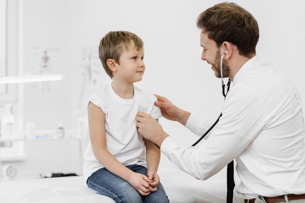 Niño en una consulta médica.