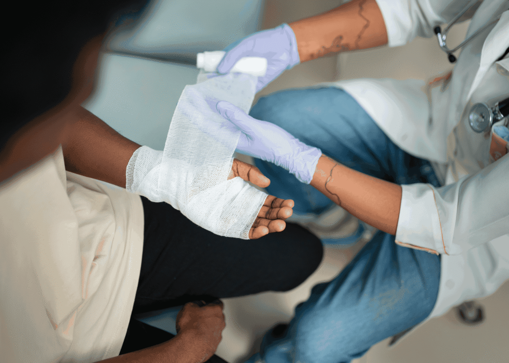 Profesional de la salud realiza el cambio de vendaje para favorecer la cicatrización de una herida profunda en la mano.